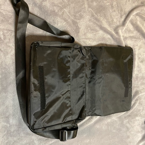 BRAND NEW Harry Potter Hogwarts Messenger Bag - Picture 2 of 3